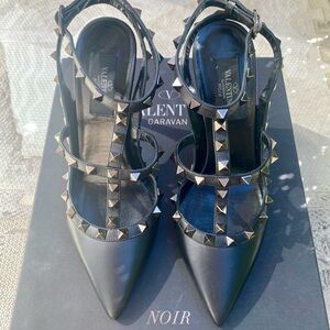 Valentino Garavani Noir Calfskin Rockstud Pumps